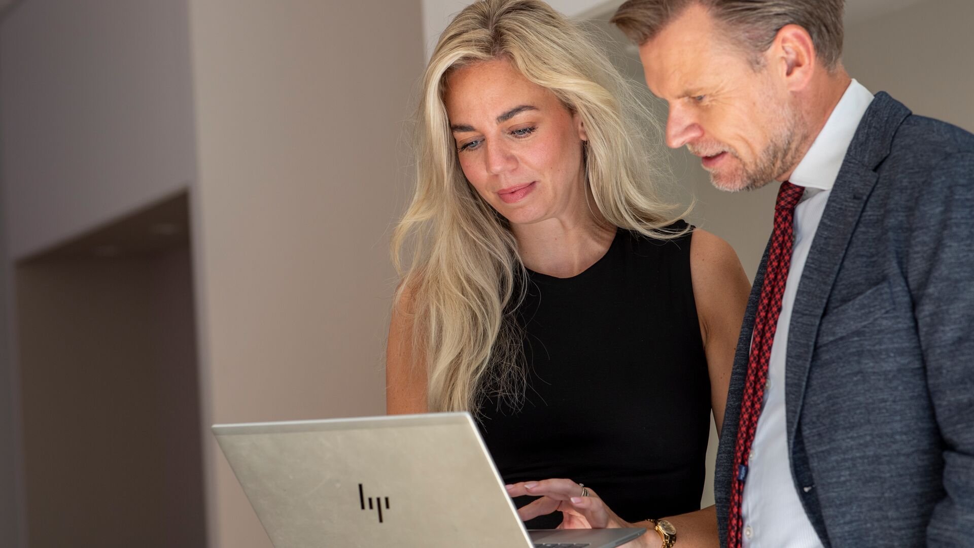 Large-portrait investor relations 3